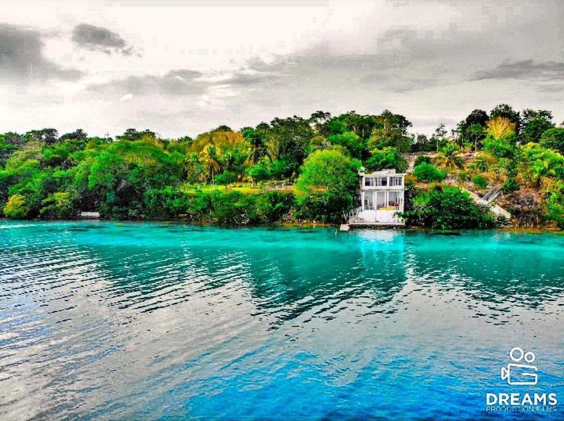 Casa Agua / Naajil Ha Bacalar